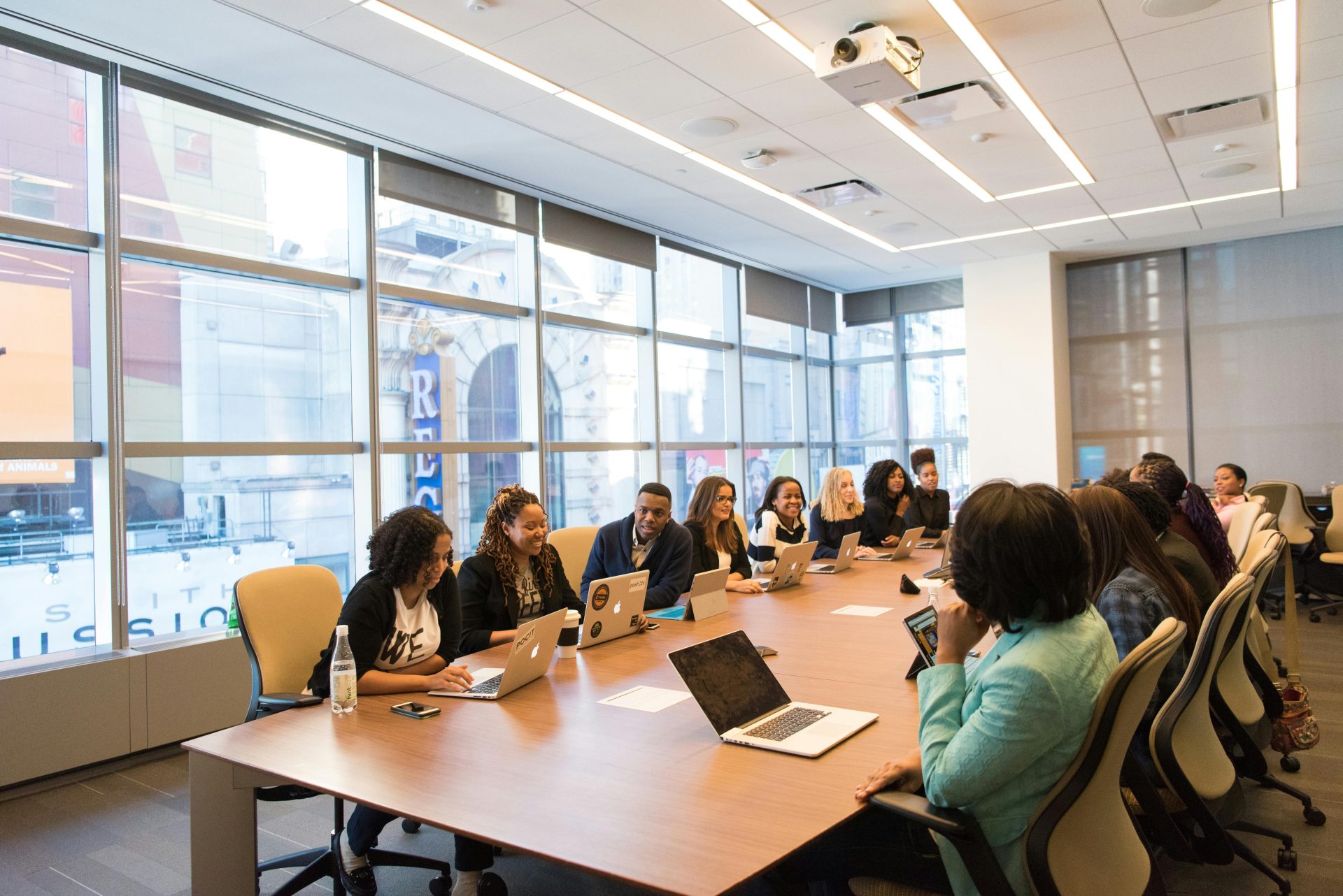 Une équipe diversifiée de professionnels collaborant dans une salle de réunion moderne.